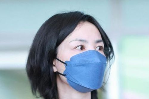 Ngoại hình không hợp lý của Vương Phi ở tuổi 55