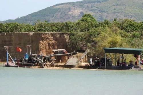 Đoàn công tác Bộ TN&MT khảo sát tình hình sạt lở sông Krông Nô