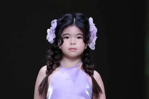 Mẫu nhí 10 tuổi gây ấn tượng tại Tuần lễ thời trang Thượng Hải