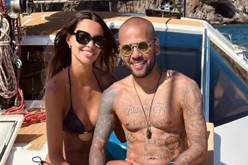 Dani Alves tay trong tay với vợ cũ sau khi ra tù