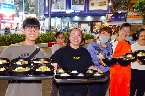 Hơn 600 người đến ăn mì gõ 0 đồng giữa trung tâm TP.HCM mỗi đêm