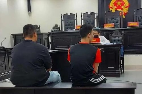 Giảm án cho 2 cựu nhân viên dịch vụ giao hàng nhanh tham ô tài sản