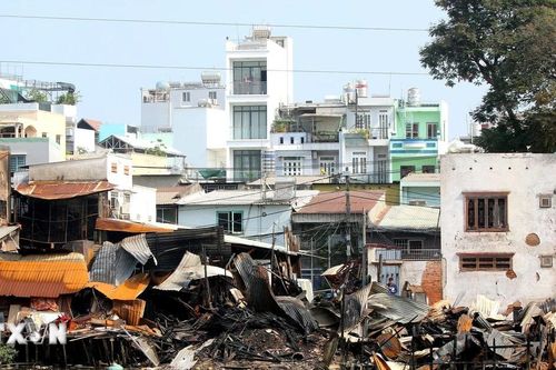 Hỗ trợ các gia đình bị ảnh hưởng bởi vụ cháy nhà ven kênh Tàu Hủ