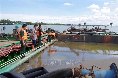 Tấn công, trấn áp hoạt động khai thác cát trái phép