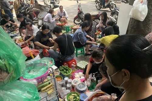 Đặc sản mỗi năm chỉ bán 2 tháng, chị em thi nhau đi ăn, quán 'bay' 500 suất/ngày