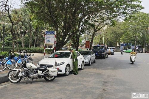 Hải Phòng: Mạnh tay xử lý xe ô tô đỗ trái phép ở lòng đường, vỉa hè