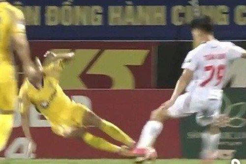 Vừa trở lại, V.League và hạng Nhất xuất hiện dày đặc tình huống bạo lực