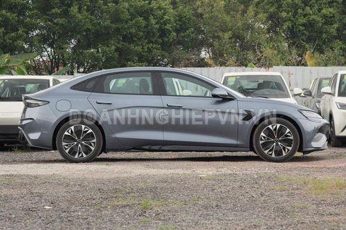 Xe sedan dài 4,8 mét, công suất 313 mã lực, giá 'hạt dẻ'