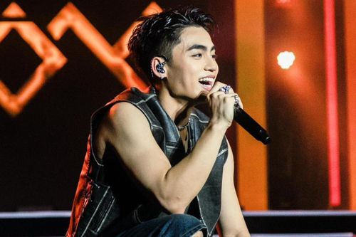 MONO đẫm mồ hôi sau khi biểu diễn, không quên làm một việc với fan khi ra về