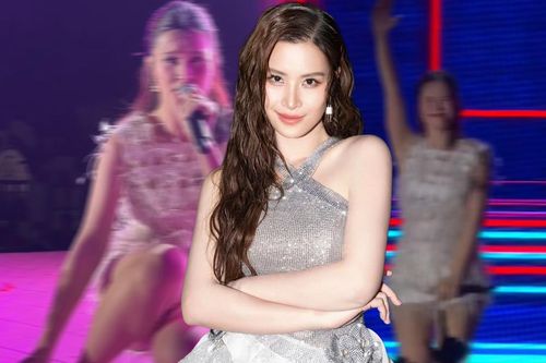 Đông Nhi cởi giày cao gót, đi chân trần 'quẩy' sung hết nấc dù đang mang thai