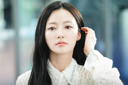 Nữ diễn viên nổi tiếng thừa nhận từng bị cưỡng chế chuyển trường vì bạo lực học đường