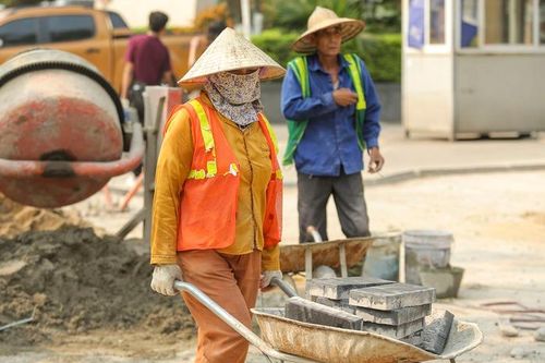 Nhiệt độ Hà Nội gần 40 độ C, người dân vất vả mưu sinh trong cái nắng đầu hè