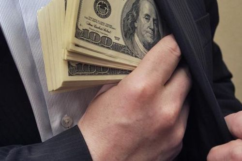 Hai nhân viên giao hàng 'biển thủ' tiền công ty