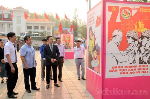 Triển lãm tranh cổ động tấm lớn tuyên truyền kỷ niệm 70 năm Chiến thắng Điện Biên Phủ