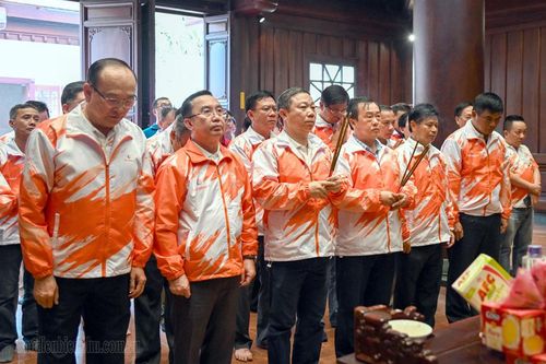 Ban Tổ chức cuộc đua xe đạp tranh Cúp Truyền hình TP. Hồ Chí Minh dâng hương tưởng niệm liệt sĩ