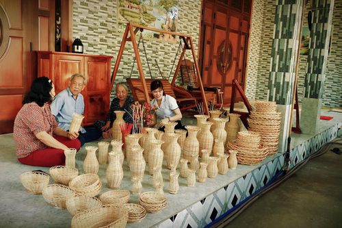 Cụ ông 80 tuổi 'biến' thân cây lá giang thành sản phẩm thủ công
