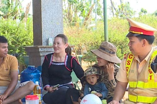 Kpuih Hạnh đi đầu tuyên truyền về an toàn giao thông