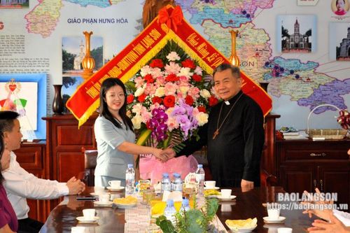 Thăm, chúc mừng các tổ chức, chức sắc, chức việc đạo Công giáo, Tin lành nhân dịp lễ Phục sinh