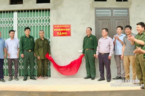 Bàn giao nhà tình nghĩa cho cựu chiến binh có hoàn cảnh khó khăn tại huyện Bắc Sơn
