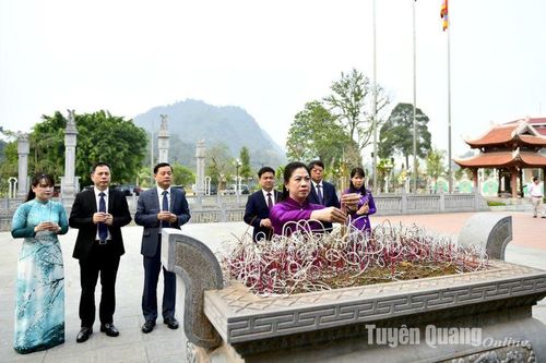 Thường trực Tỉnh ủy dâng hương kỷ niệm 120 năm ngày sinh đồng chí Nguyễn Lương Bằng