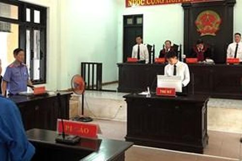 Dùng gậy gỗ đánh hàng xóm gây thương tích, lãnh án giết người
