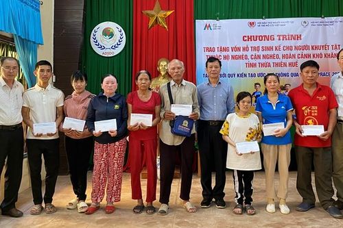 Trao vốn hỗ trợ sinh kế cho người yếu thế