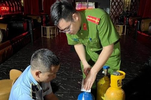Hà Nội bất ngờ kiểm tra quán Bar tạm giữ bình khí NO2
