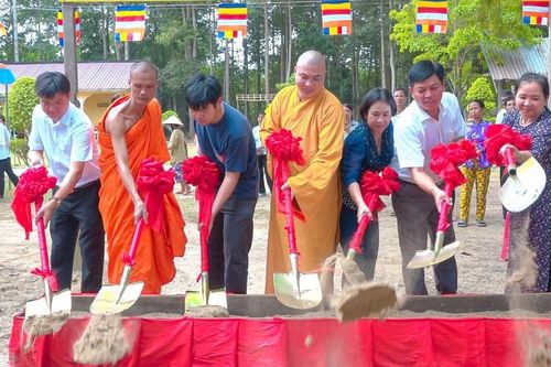 Khởi công xây dựng phòng học tại chùa Đầu Giồng và trao xe lắc, xe lăn đến người khuyết tật