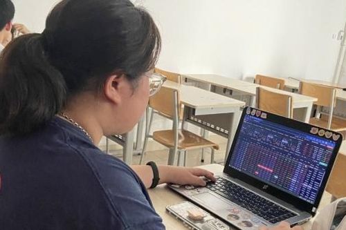 Sinh viên 'sống khỏe' nhờ chơi chứng khoán