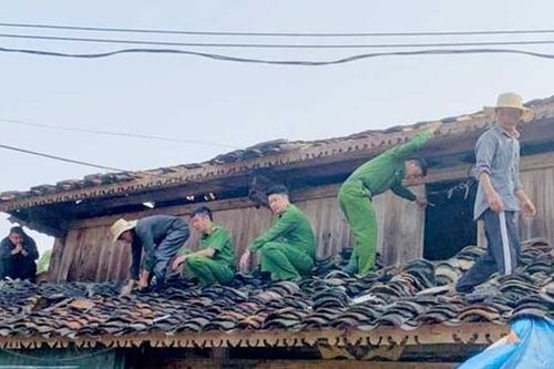 Công an xã biên giới Tả Ngài Chồ giúp dân lợp mái, sửa nhà sau mưa đá