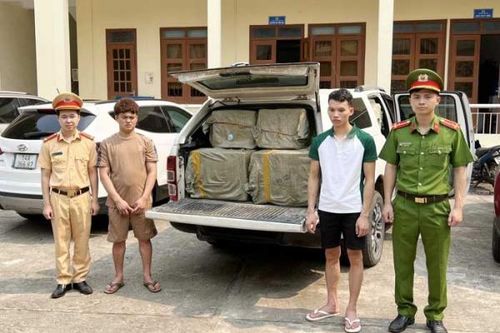 Hơn 7,6 tạ tràng trứng nghi nhập lậu từ Trung Quốc 'ém' trên xe bán tải