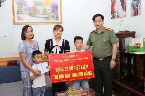 Công an tỉnh Lào Cai trao sổ tiết kiệm cho hai con của Thiếu tá Bùi Văn Đức