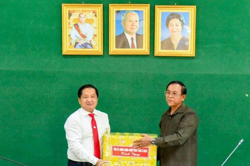 Đoàn cán bộ tỉnh Cà Mau thăm, chúc Tết tại tỉnh Koh Kong, Vương quốc Campuchia