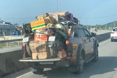 Thanh tra giao thông có quyền xử phạt lỗi chở hàng trên nóc thùng xe?