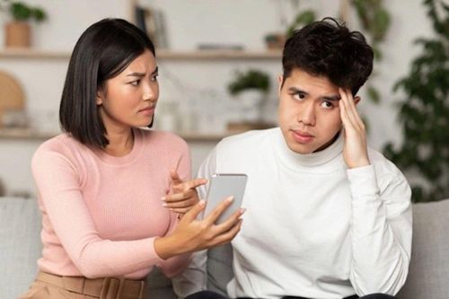 Chồng đưa vợ đi khám tâm thần vì hay ghen