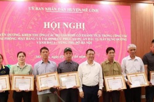 Mê Linh khen thưởng 21 hộ dân gương mẫu nhận đất tái định cư dự án Vành đai 4