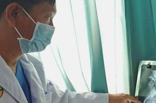 Mẹ bất ngờ khi bác sĩ phát hiện kim băng nằm nguy hiểm trong thực quản bé 10 tháng tuổi
