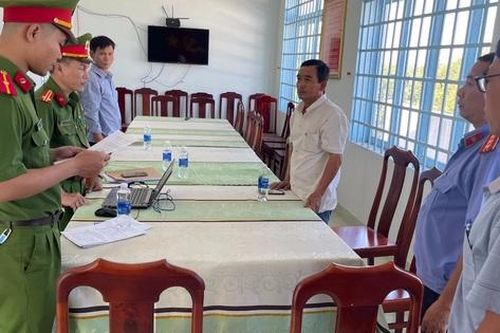 Vợ lừa đảo hơn 11 tỷ đồng, chồng làm chủ tịch xã bị khởi tố