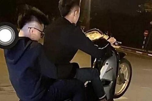Nam thanh niên Hải Dương 'bốc đầu' xe máy trong đêm và hành động bất ngờ người bạn đi cùng