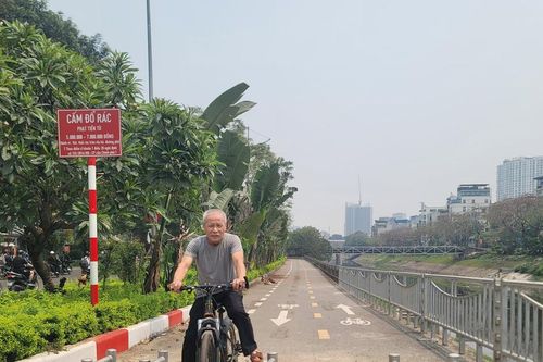 Thay rào chắn tại tuyến đường dành cho xe đạp đầu tiên ở Hà Nội