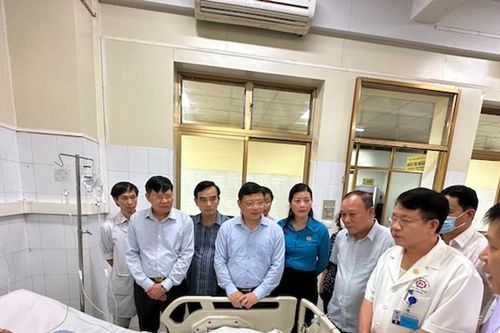 Công đoàn Việt Nam trao hỗ trợ cho công nhân bị thương do cháy khí mê tan