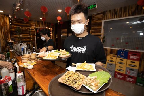 Sinh viên lo đường học tập bị 'chặn' nếu siết giờ làm thêm