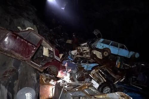 Du khách bỏ lại núi rác trong 'hang mộ ôtô' độc lạ nhất hành tinh