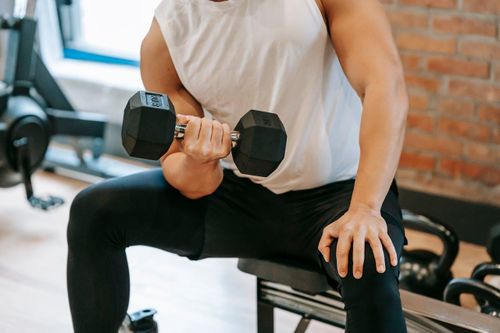 Thanh niên có cơ bắp vạm vỡ bị yếu tinh trùng