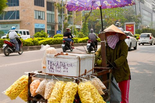 Muôn kiểu 'chống' nắng nóng đầu hè của người Hà Nội