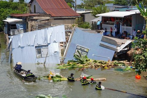 Cần Thơ: Sạt lở liên tiếp, nhiều căn nhà bị sụp xuống sông