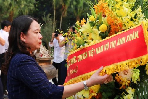 Quyền Chủ tịch nước Võ Thị Ánh Xuân dâng hương tưởng niệm Chủ tịch Hồ Chí Minh, thăm huyện Định Hóa (Thái Nguyên)