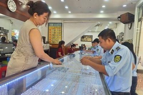 Tạm giữ nhiều kim loại vàng không rõ nguồn gốc