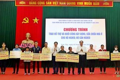 Trao hỗ trợ xây, sửa nhà cho các hộ nghèo, cận nghèo trên địa bàn thị xã Sơn Tây