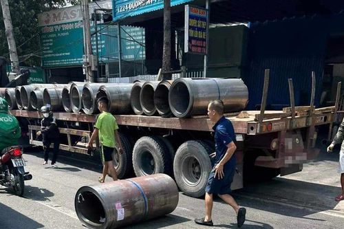 Bình Dương: Cuộn thép rơi từ container gây tai nạn